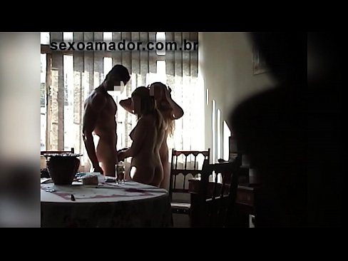 ❤️ Amigos sexuais convidam um homem gigante e uma ménage à trois com ele ❤ Sexo vídeo em nós ﹏